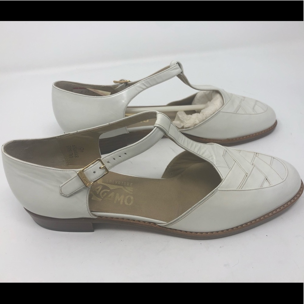 Vintage Salvatore Ferragamo white leather flats